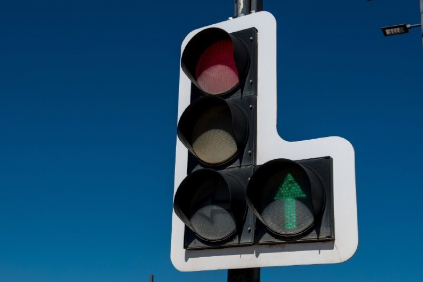 На нескольких перекрестках в Краснодаре выключат светофоры 