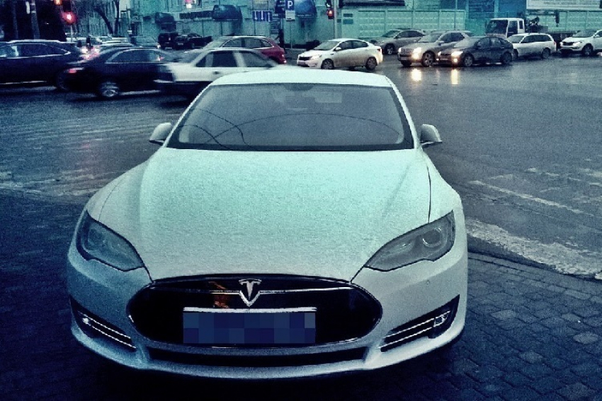 Владелец «Tesla» бросил авто на пешеходном переходе в Краснодаре