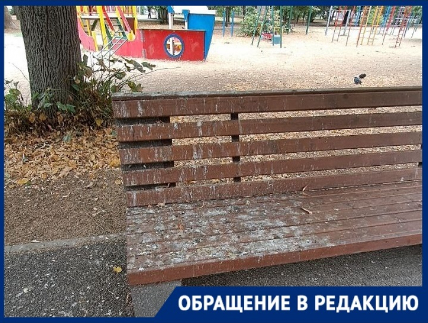 Загаженные лавочки и потрёпанная вывеска: краснодарцы требуют навести порядок в сквере Казачьей славы