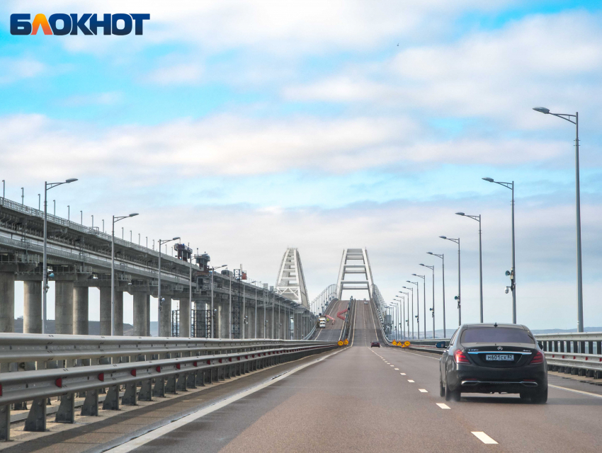 Крымский мост из-за тревоги закрыли для машин и поездов на всю ночь