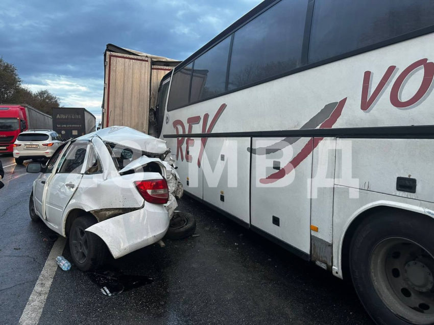 В Краснодарском крае в ДТП автобуса, «Камаз» и «Лады Гранты» есть погибший и пострадавшие