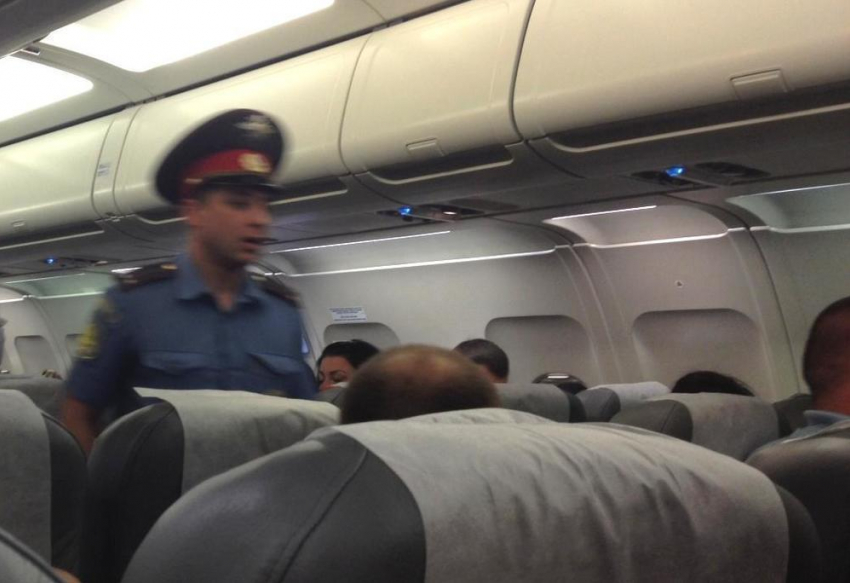 Пассажир самолета «Краснодар-Москва» снят с рейса за нецензурную брань