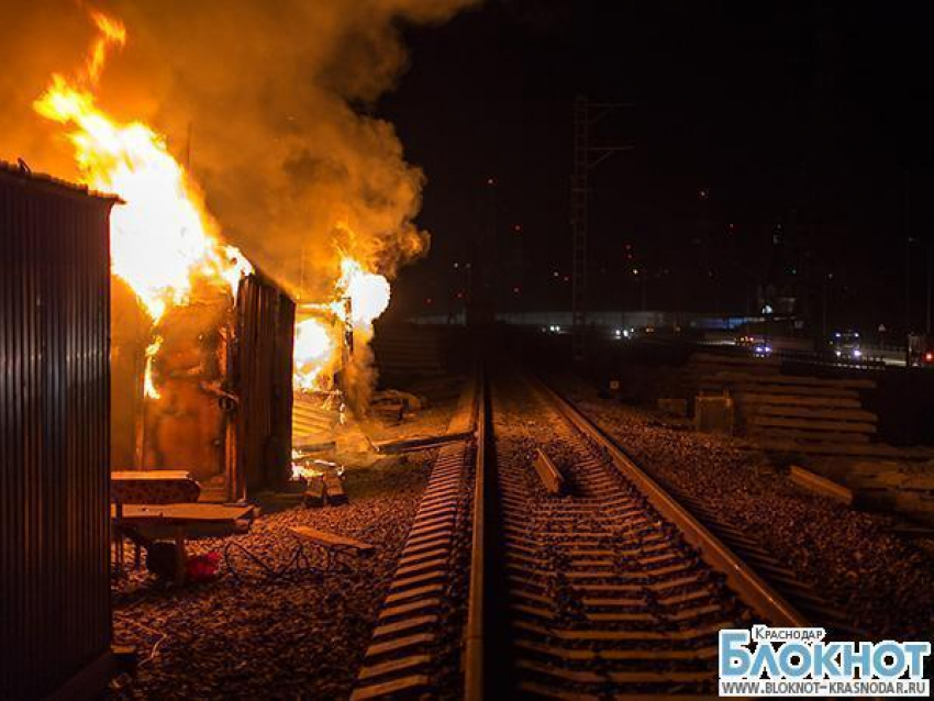 В Сочи более четырех часов тушили пожар в строительных вагончиках
