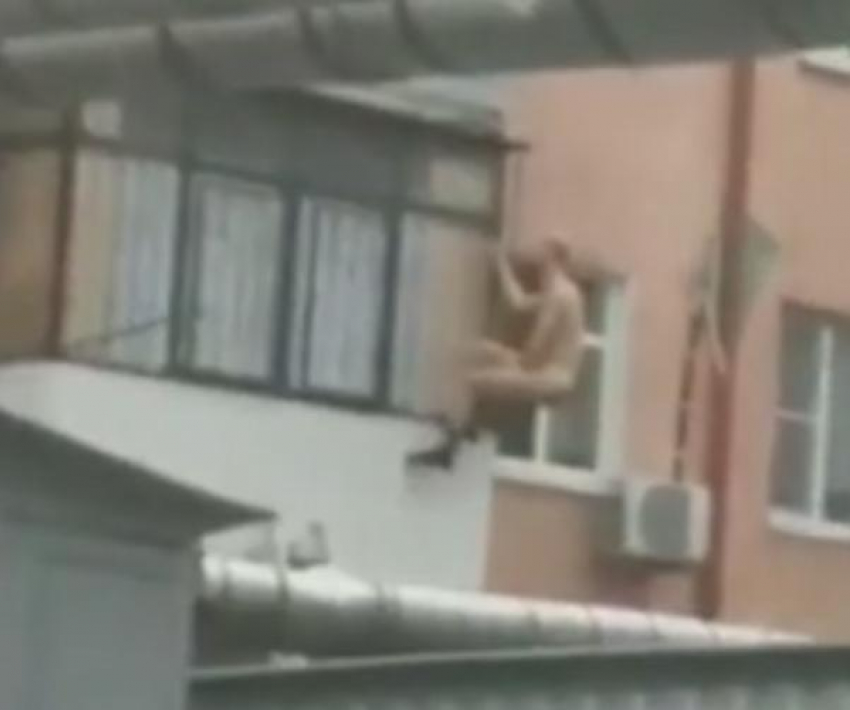 Представление для соседей устроил голый «Человек-Паук» в Краснодаре