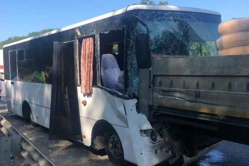 Автобус врезался в грузовик под Краснодаром: 17 раненых