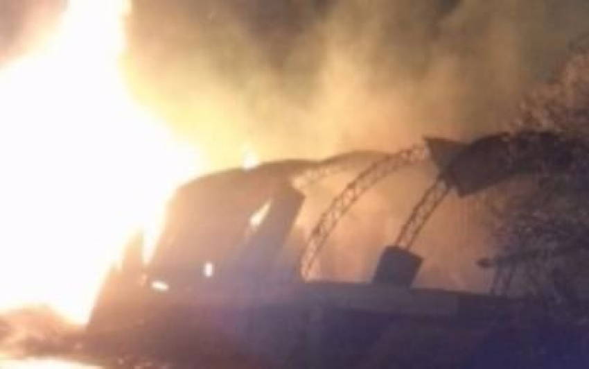 В Динской загорелся склад пиломатериалов - огнем охвачено 400 кв.м