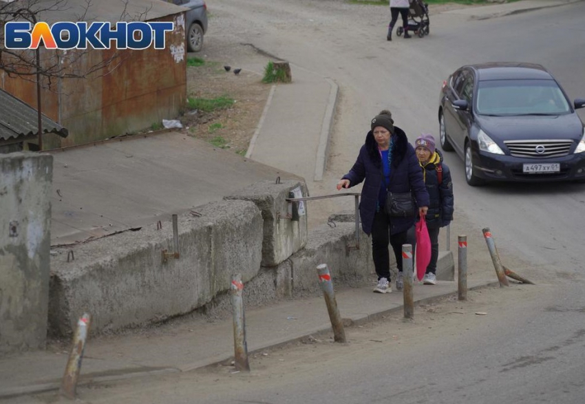 Мэрия Краснодара объявила войну незаконным парковочным барьерам и столбам