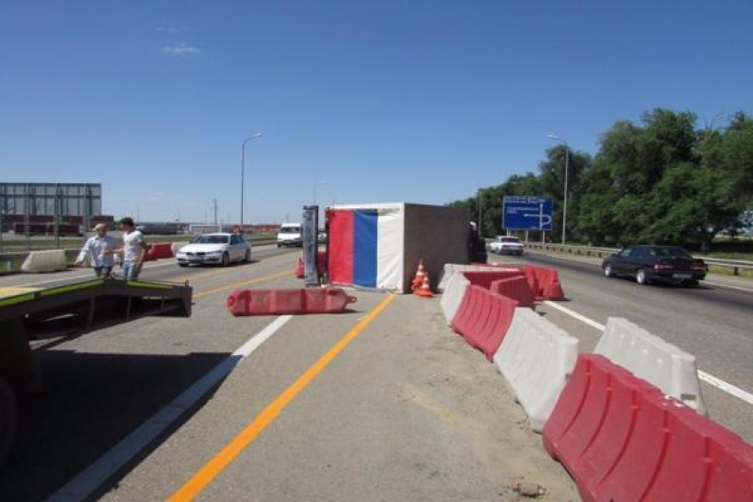 В Кущевском районе водитель грузового автомобиля сбил дорожных рабочих