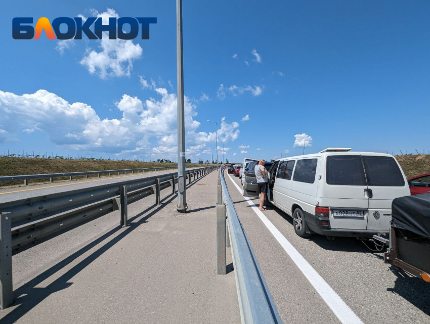 10-километровый затор парализовал движение перед Крымским мостом на Кубани