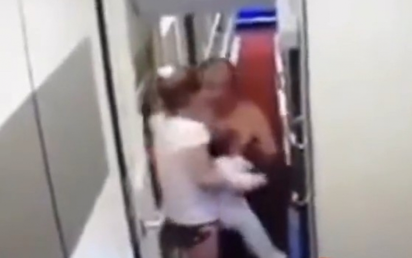 Пьяная голая мать бросила годовалую дочку в туалет поезда на Кубани
