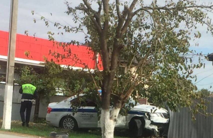 В Крымске патрульный автомобиль снес забор дома