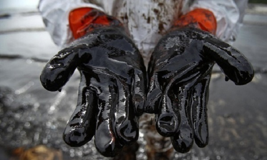 В Туапсе собирать нефтяные пятна становится сложней из-за шторма в море