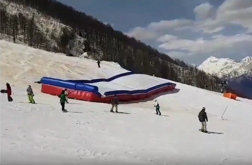 Сочинский ветер унес подушку с лыжником на «Розе Хутор»