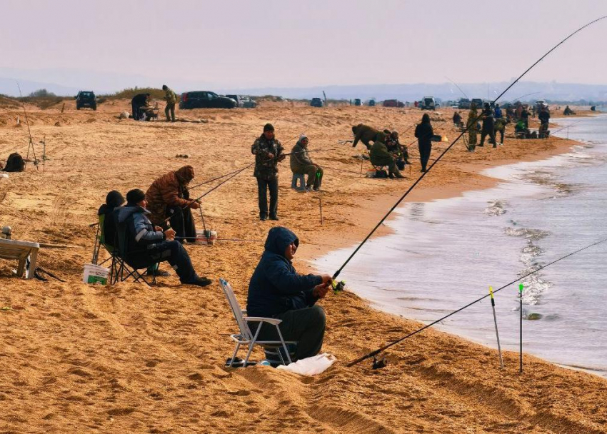 «Что тут творится»: рыбаки массово оккупировали пляжи Анапы