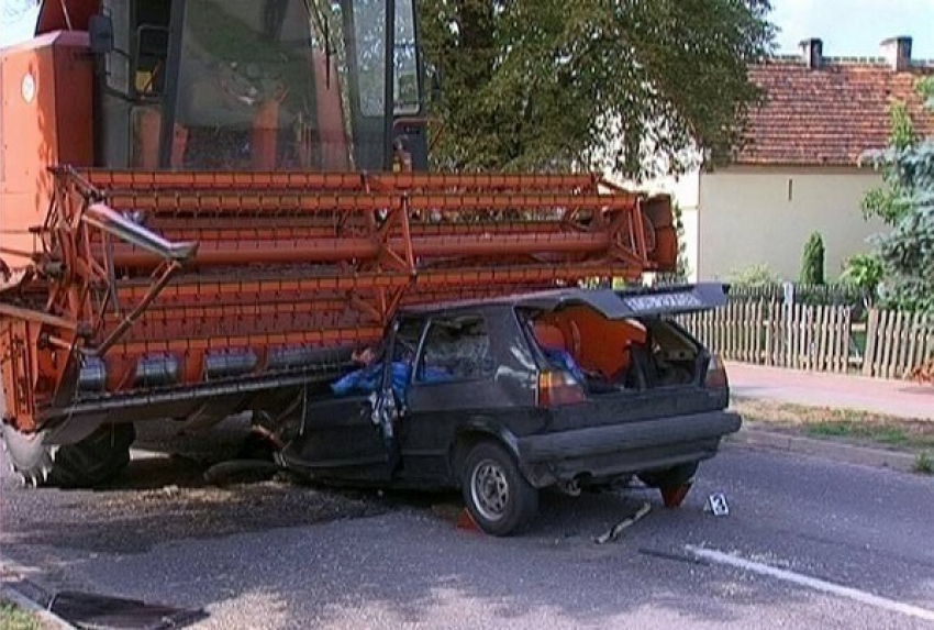  В ДТП на Кубани зерноуборочная машина чуть не убила полицейского
