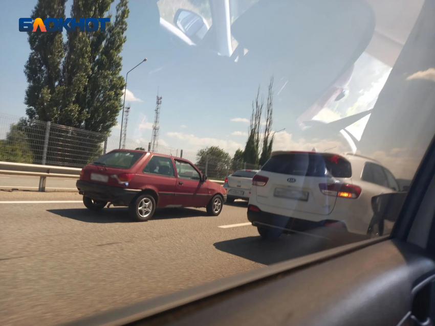 Туристы попали в 7-километровую пробку на трассе к морю в Горячем Ключе