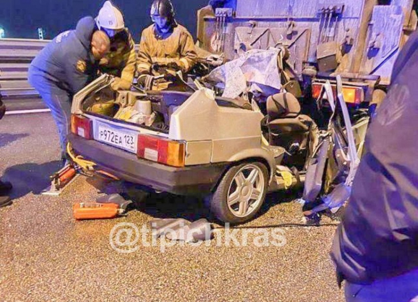 Пара с Кубани погибла в жестком ДТП с автокраном на Крымском мосту