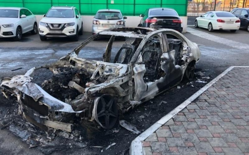Неизвестные подожгли три иномарки в Краснодаре