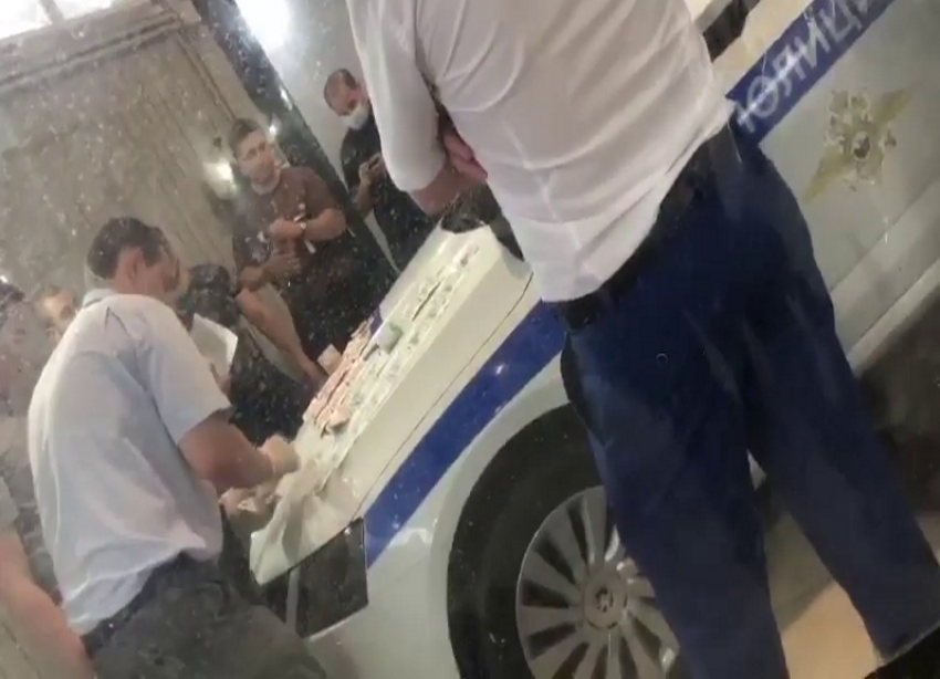 В Краснодаре у сотрудников ДПС нашли в гараже миллион рублей