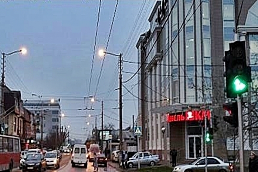 Иномарка сбила пенсионера на перекрестке в Краснодаре