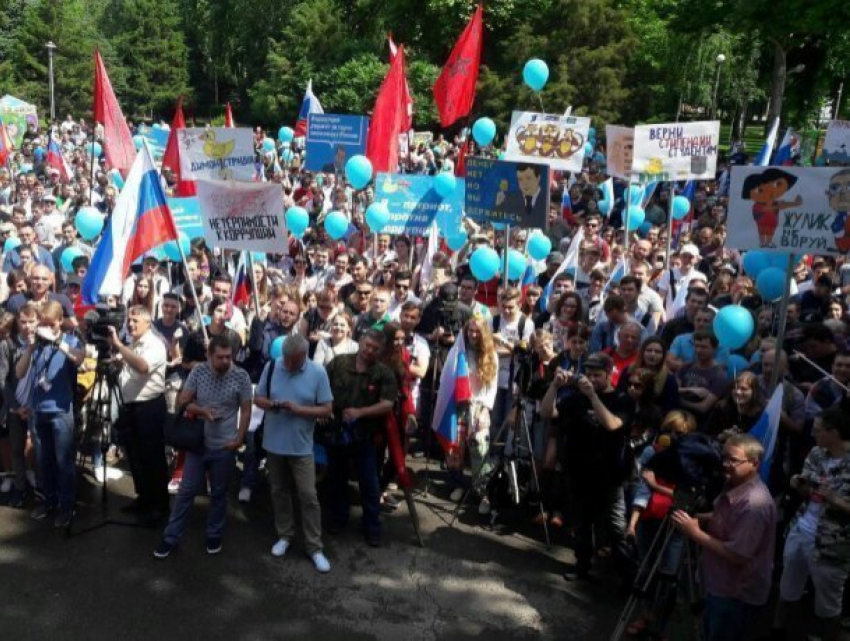  Сторонники Навального заманивали людей на митинг в Краснодаре голубыми шариками 