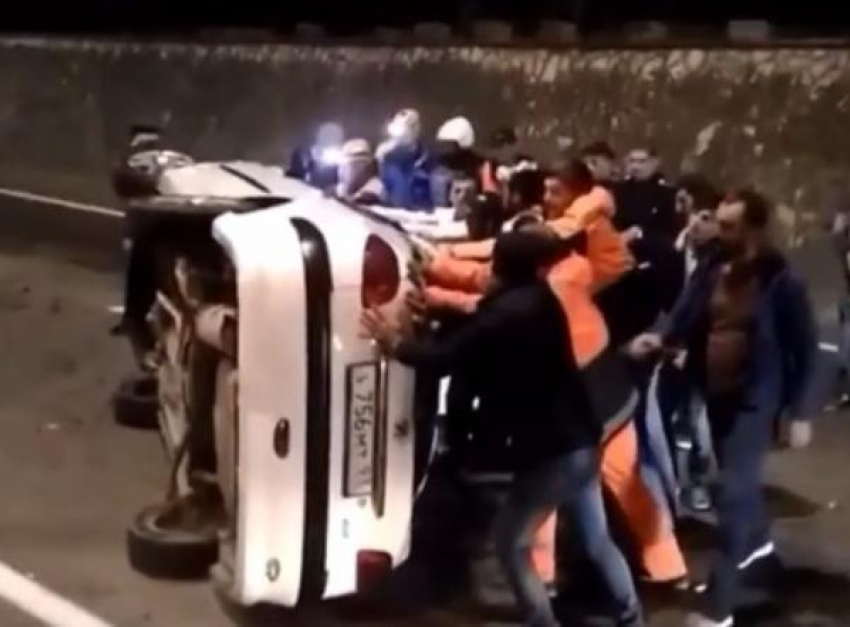В Сочи упавший с моста автомобиль переворачивали «всем миром"
