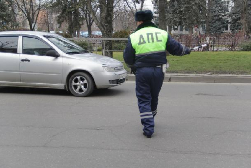 В Краснодаре пьяный водитель протащил на капоте инспектора ДПС