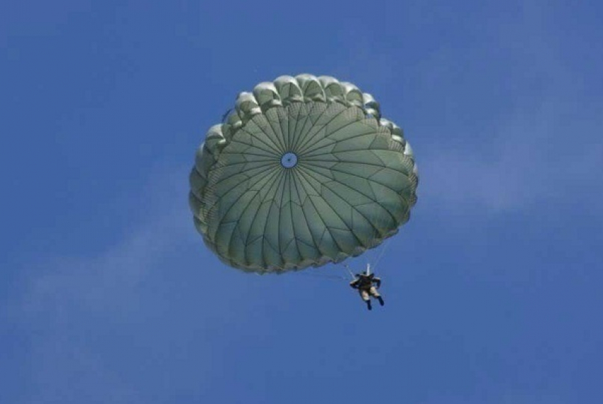 В Новороссийске после прыжка с парашютом солдаты получили переломы
