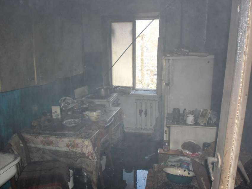 На Кубани из охваченной огнем квартиры спасли пять человек - двое пострадали