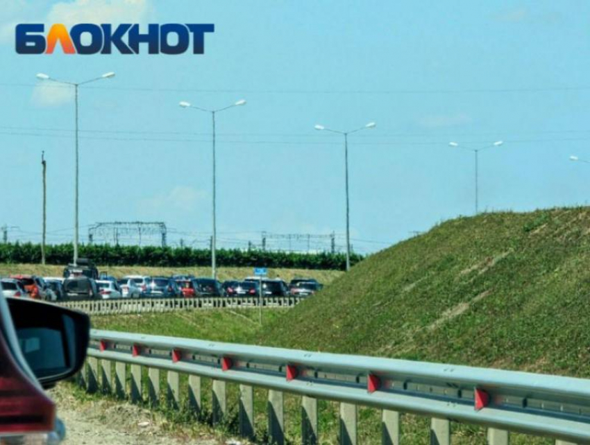 Россияне массово рванули в Крым и застряли в 9-километровой пробке 