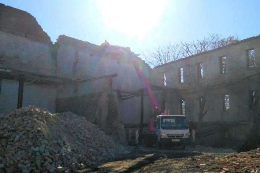  В Краснодаре наполовину снесли сгоревший дом на улице Гимназической 