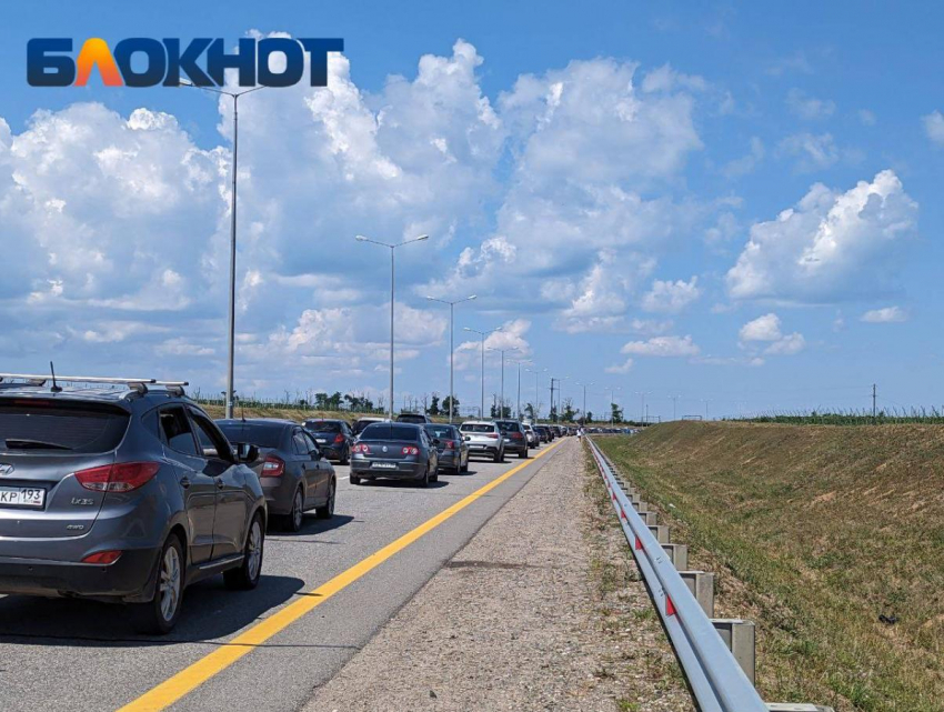 Крымский мост экстренно закрыли для машин 