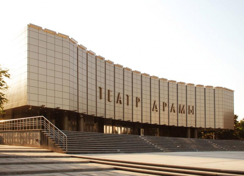 Власти Краснодара ответили, почему убрали лавочки у драмтеатра