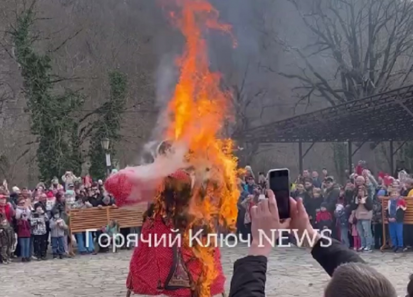 В Горячем Ключе раньше времени сожгли чучело Масленицы