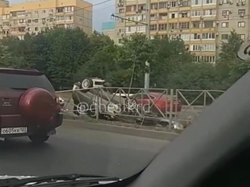 В Краснодаре водитель «десятки» перевернулся на крышу и сбежал с места ДТП 