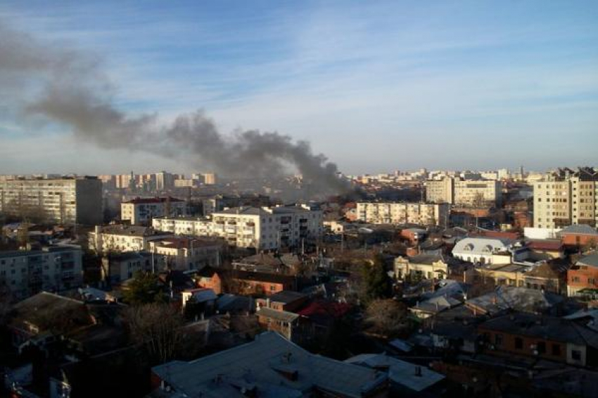 В центре Краснодара полыхает заброшенный частный дом
