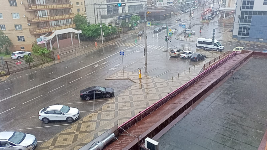 В Краснодарском крае на 2 дня продлили штормовое предупреждение