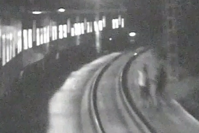 В Туапсе оренбуржец разбил окно проходящей электрички 