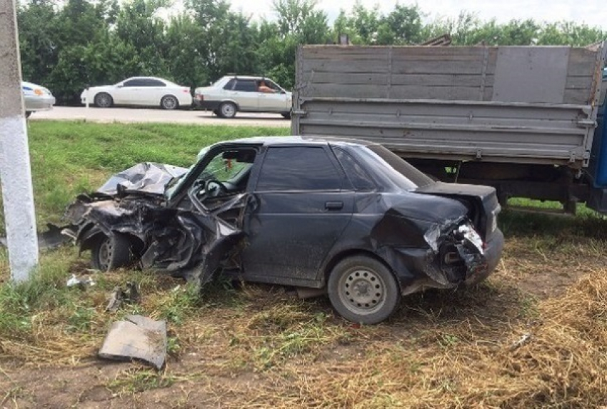 На Кубани пожилой водитель грузовика снес «Приору»