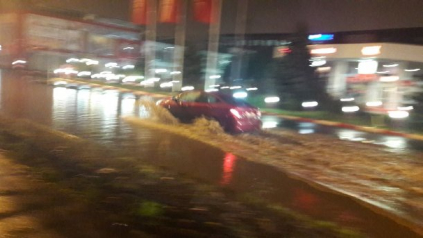  Улица Шевченко в Краснодаре ушла под воду после прошедшего дождя 