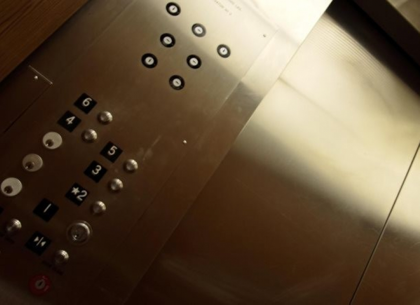 Почти 40 лифтов заменили в Краснодаре с задержкой в несколько месяцев