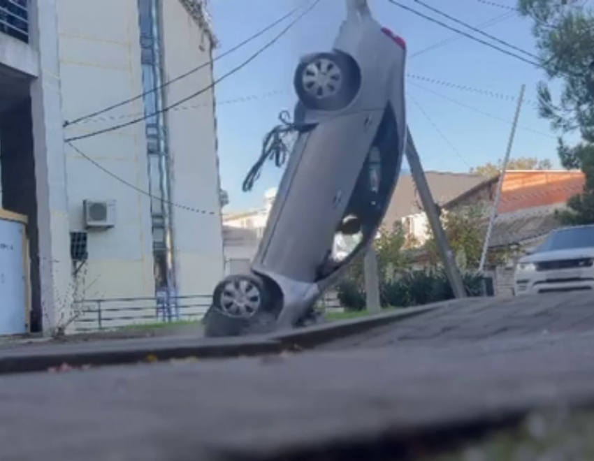 Автомобиль рухнул со второго этажа парковки в Геленджике