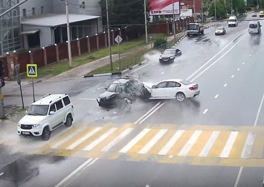 В Сочи на мокрой трассе столкнулись иномарки