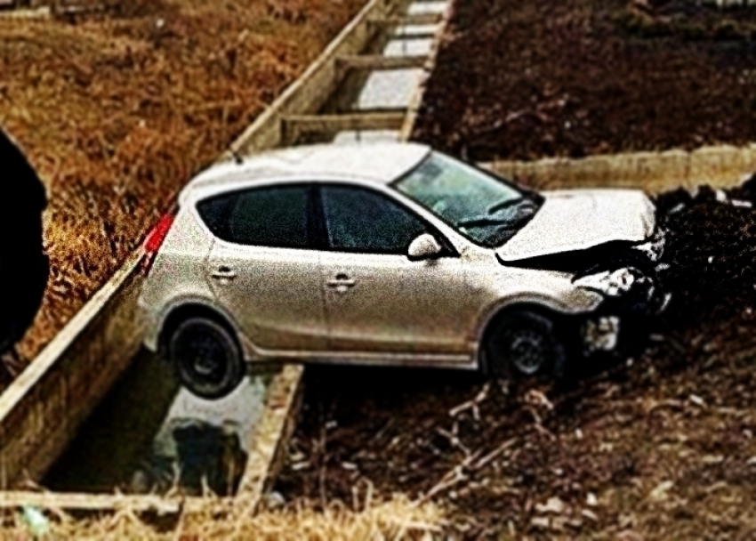 Иномарка вылетела с трассы на Кубани