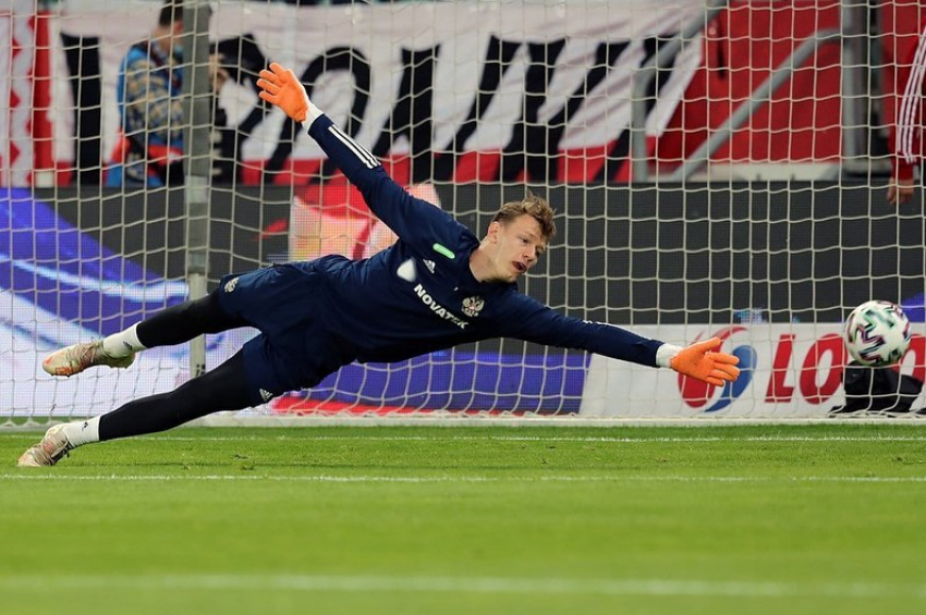 В социальных сетях иностранцы хвалят голкипера сборной России Матвея Сафонова