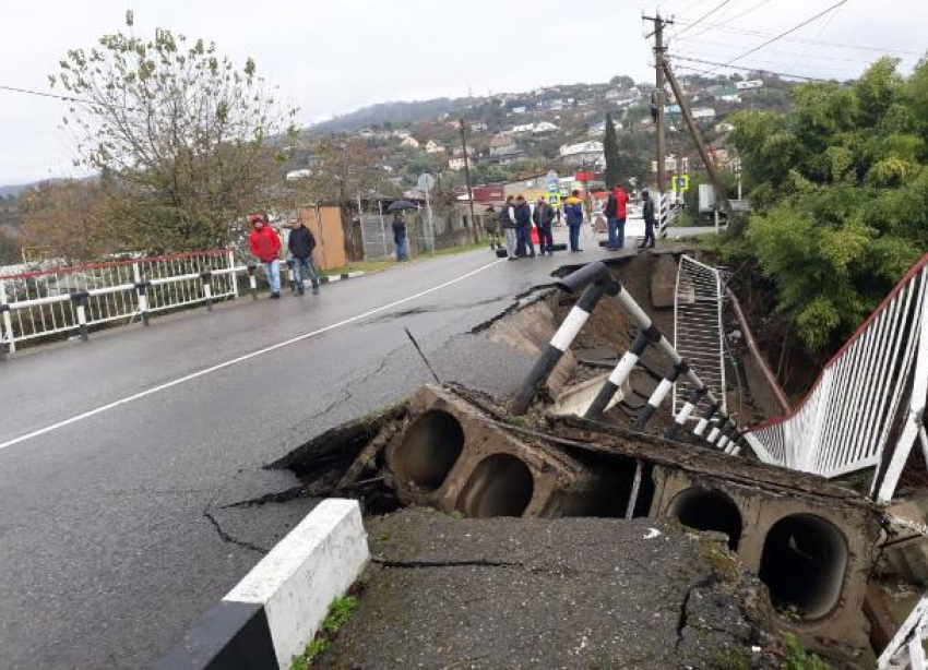 В Сочи из-за подтопления обрушился автомобильный мост 