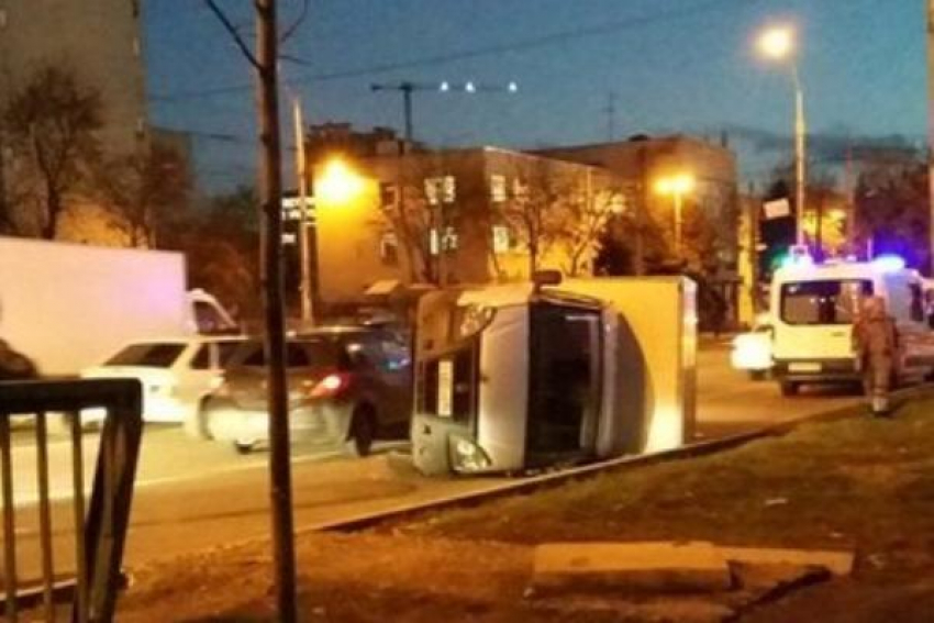  В Краснодаре водитель «семерки» перевернул автомобиль и скрылся с места ДТП