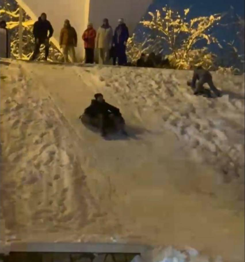 Жители Краснодара устроили снежную горку из памятника погибшим в ВОВ 