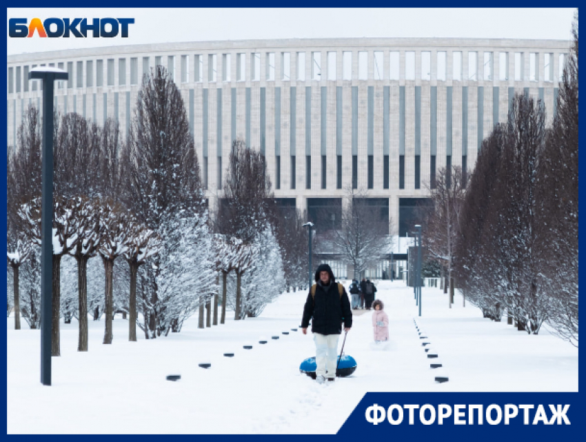 Краснодарцы пришли с тюбингами и зонтами: редкие кадры зимнего парка Галицкого