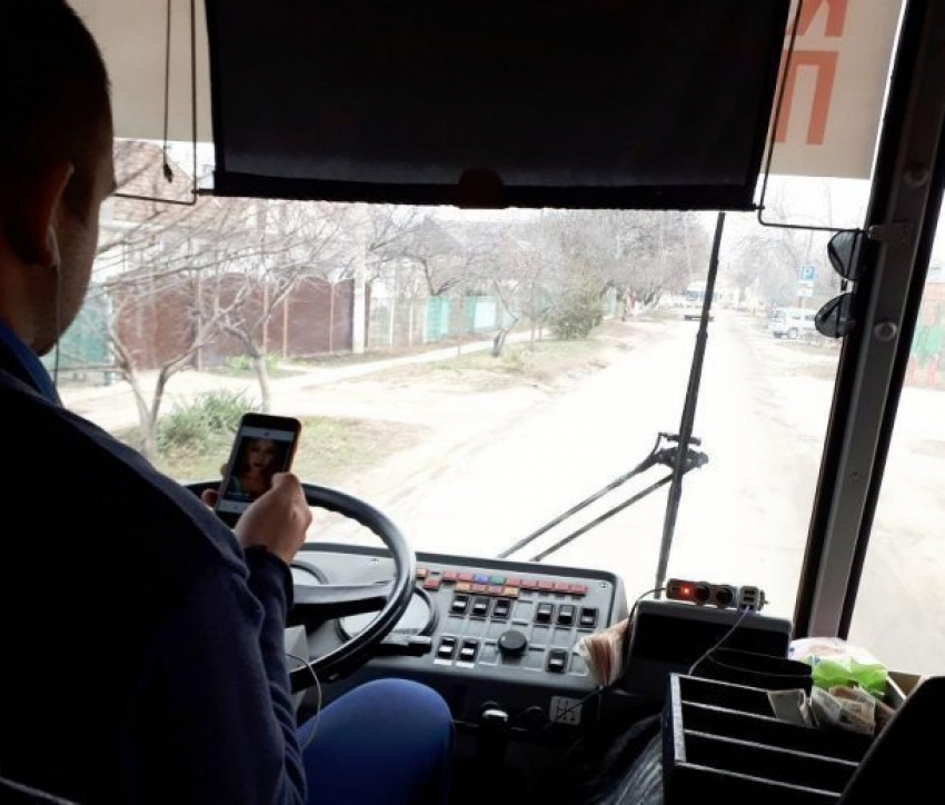  Водитель автобуса в Краснодаре во время езды рассматривал фотки девочек на телефоне 